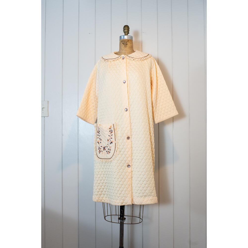 Vintage 60s Beige Quilted Robe Floral Embroidery Lace Trim Autumn Cottagecore M